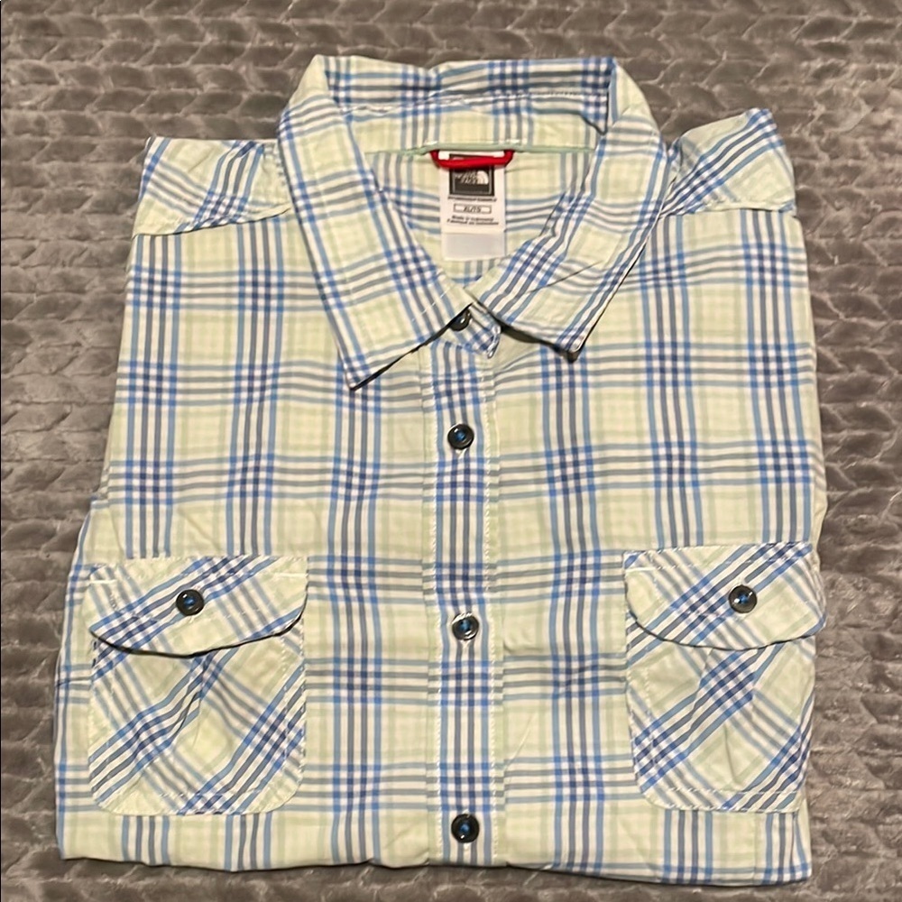 North Face Short Sleeve Button Down Blouse.  Size‎ XL. Plaid.  2 pockets.